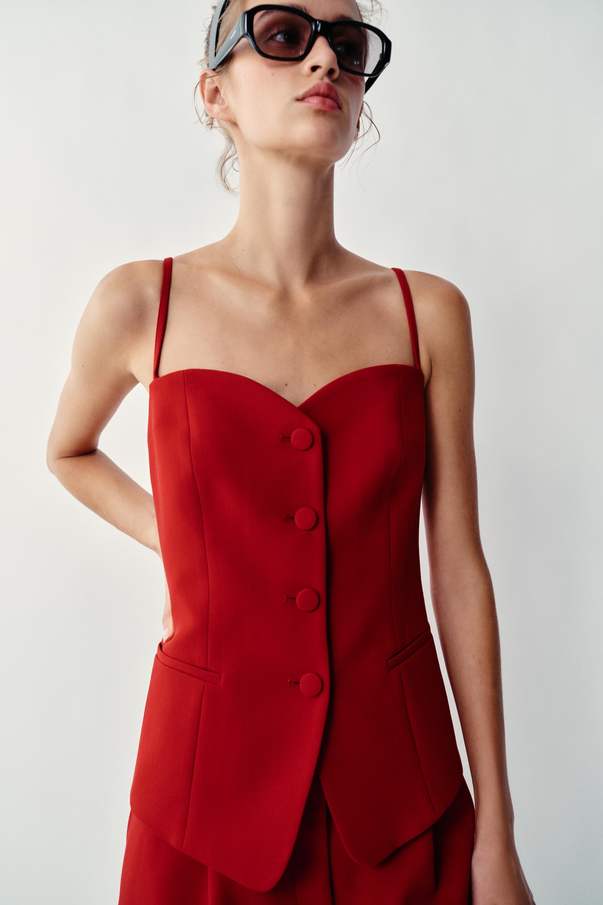 SWEETHEART NECKLINE STRAPPY VEST